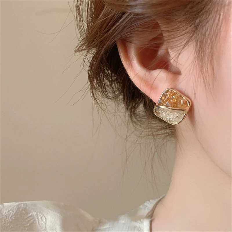 Fashion Shiny Summer Contrasting Crystal Earrings for Women Luxury Simple Versatile Girls Earrings Elegant Statement Jewelry Y250812
