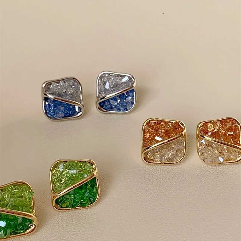 Fashion Shiny Summer Contrasting Crystal Earrings for Women Luxury Simple Versatile Girls Earrings Elegant Statement Jewelry Y250812