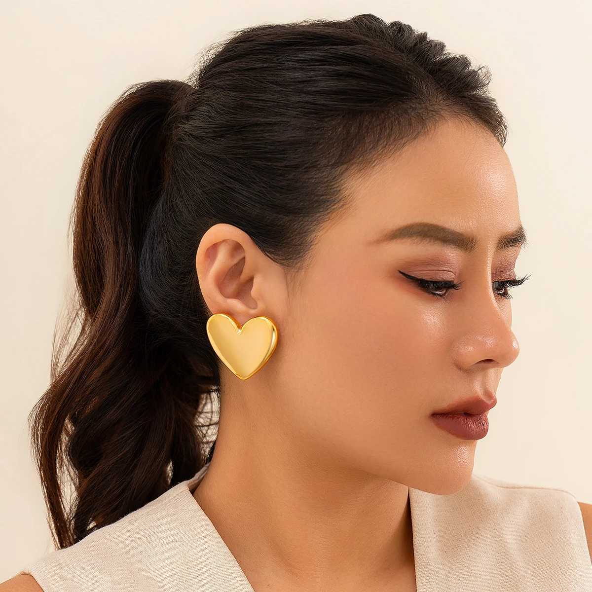 Minimalist Punk Gold Color Smooth Heart Stud Earrings for Women 2024 Trend Wed Bridal Goth Piercing Earrings Jewelry Gift Y250812
