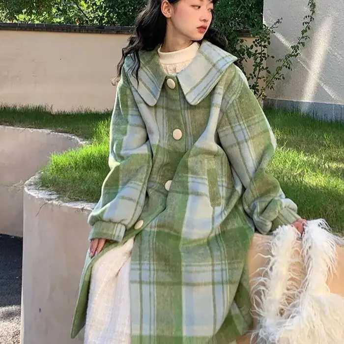 2023 Woolen Coat Loose Fit Plaid Green Button Design Doll Collar Big Size Long New Long Sleeve Women Fashion Tide Autumn Winter Z250813