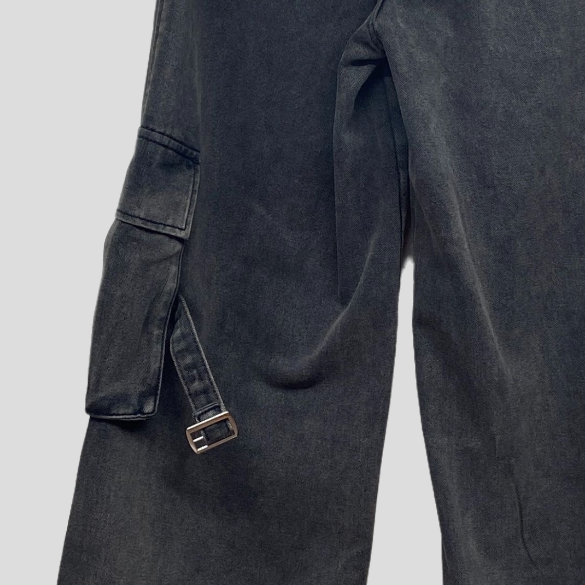Street-style cool meets practicality in this workwear-inspired, multi-pocket, washed denim wide-leg pant 2059