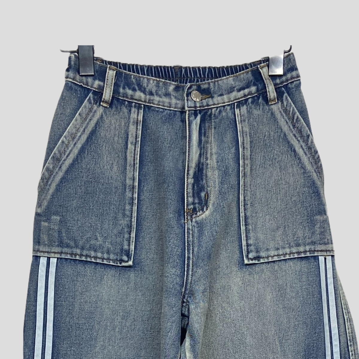 Street-style cool meets practicality in this workwear-inspired, multi-pocket, washed denim wide-leg pant 2059