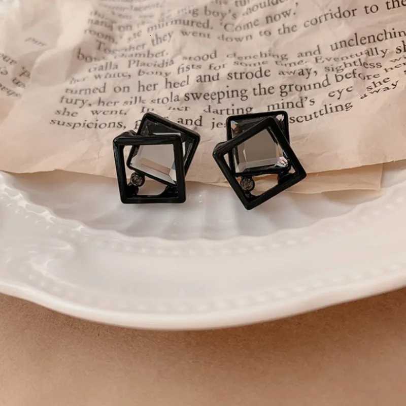 Black Crystal Metal Square Earrings 2021 New Elegant Women Fashion Ear Studs Y250812
