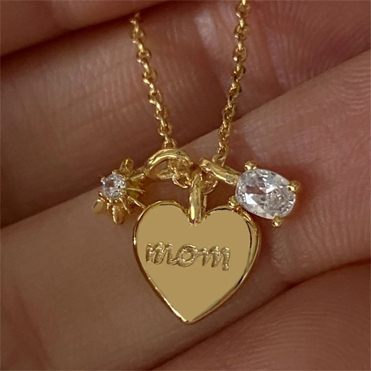 Mothers Day Necklace Ins Wind Letter Mom Zircon Mama Necklace Love Pendant 18K Collar Chain Color Protection 250807