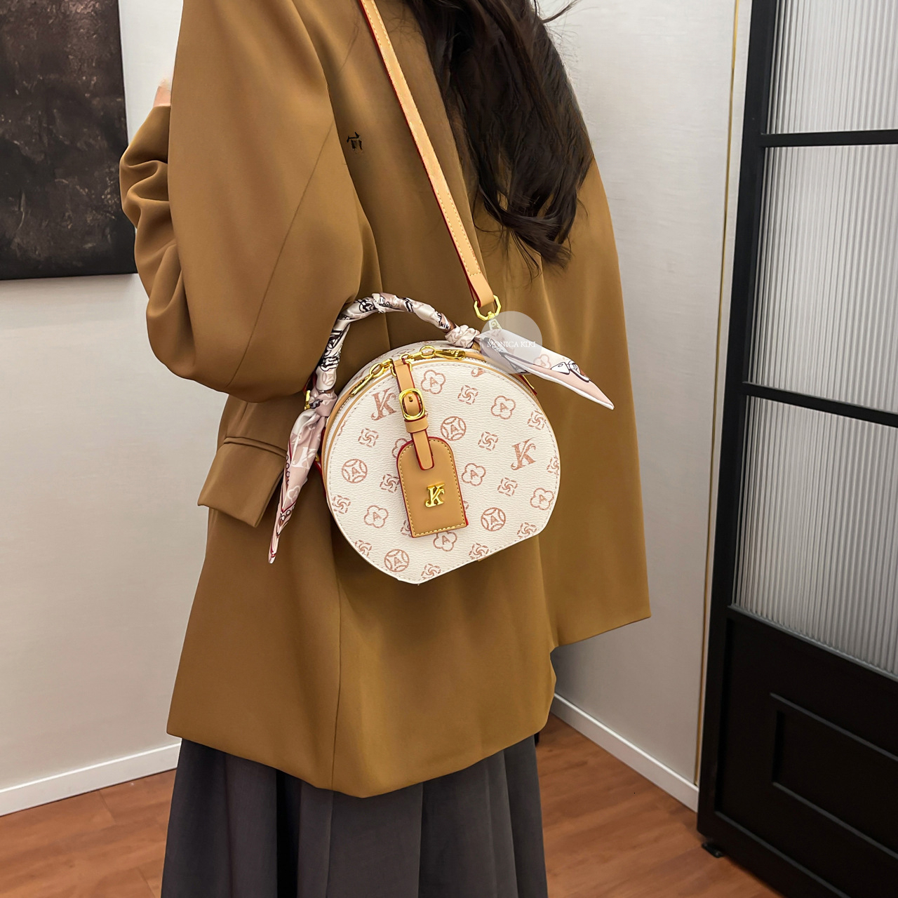 Tiktok Internet Celebrity Hot Sale Fashion Small Round Bag 2025 New Style Lady Designer Handbag Elegant Casual Shoulder Bag High-end Dinner Bag Wallet