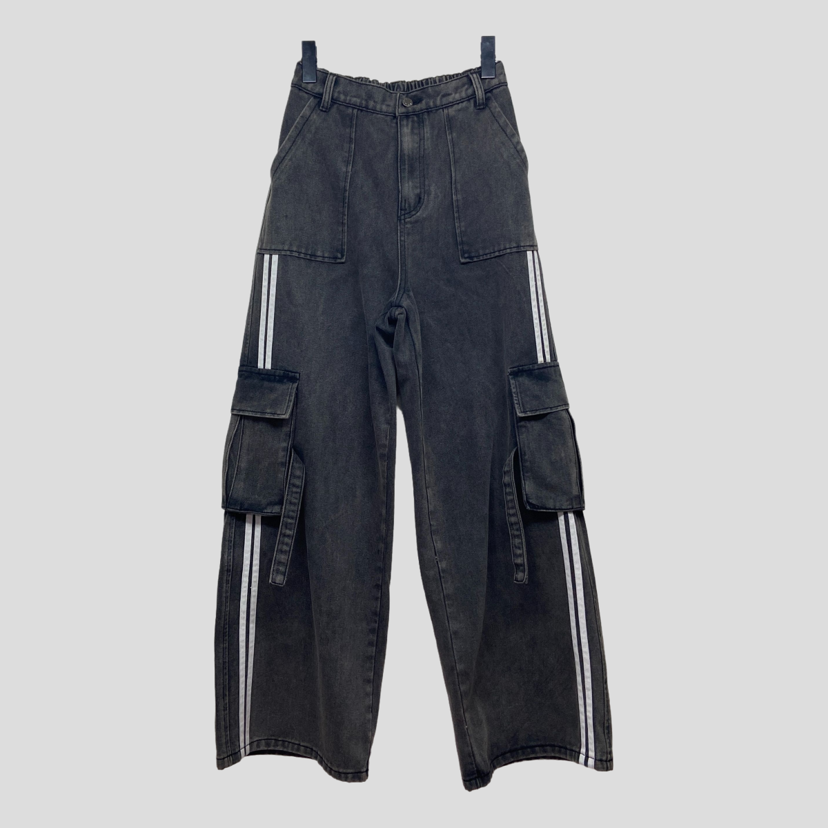 Street-style cool meets practicality in this workwear-inspired, multi-pocket, washed denim wide-leg pant 2059
