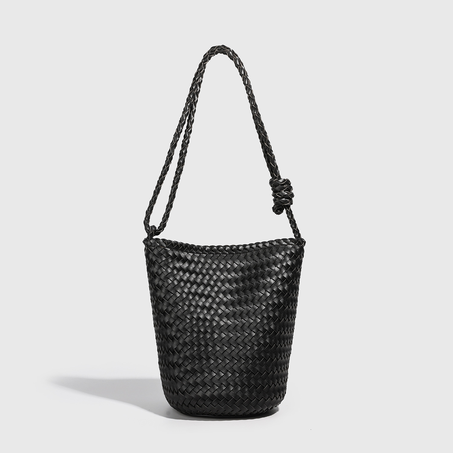 fashion bag New French Retro Genuine Leather Women s Handmade Woven Bucket shaped Handbag Designer Bag Single Shoulder Crossbody Bag