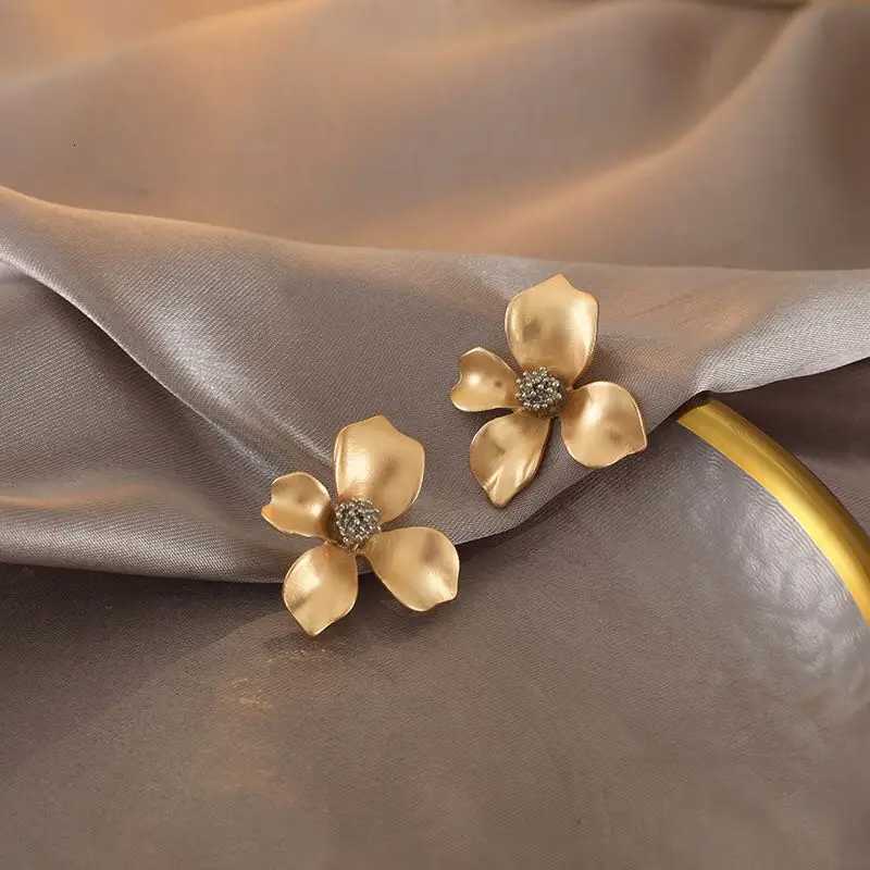 Fashion Matt Metal Flower Stud Earrings Cold Wind Temperament Simple Trendy Statement Earrings for Girls Gift Jewelry Y250812