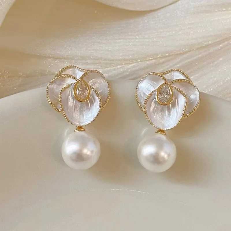 Fashion Crystal Zircon Stud Earrings Woman Simple Cute Vintage Pearls Fritillary Flower Statement Earring Jewerly Y250812