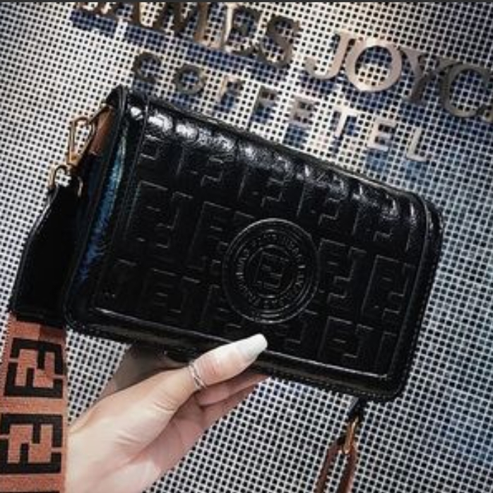 Designer bag fashionable and luxurious tote bag handbag shoulder bag crossbody bag makeup bag classic color matching bag flip cover metal wallet