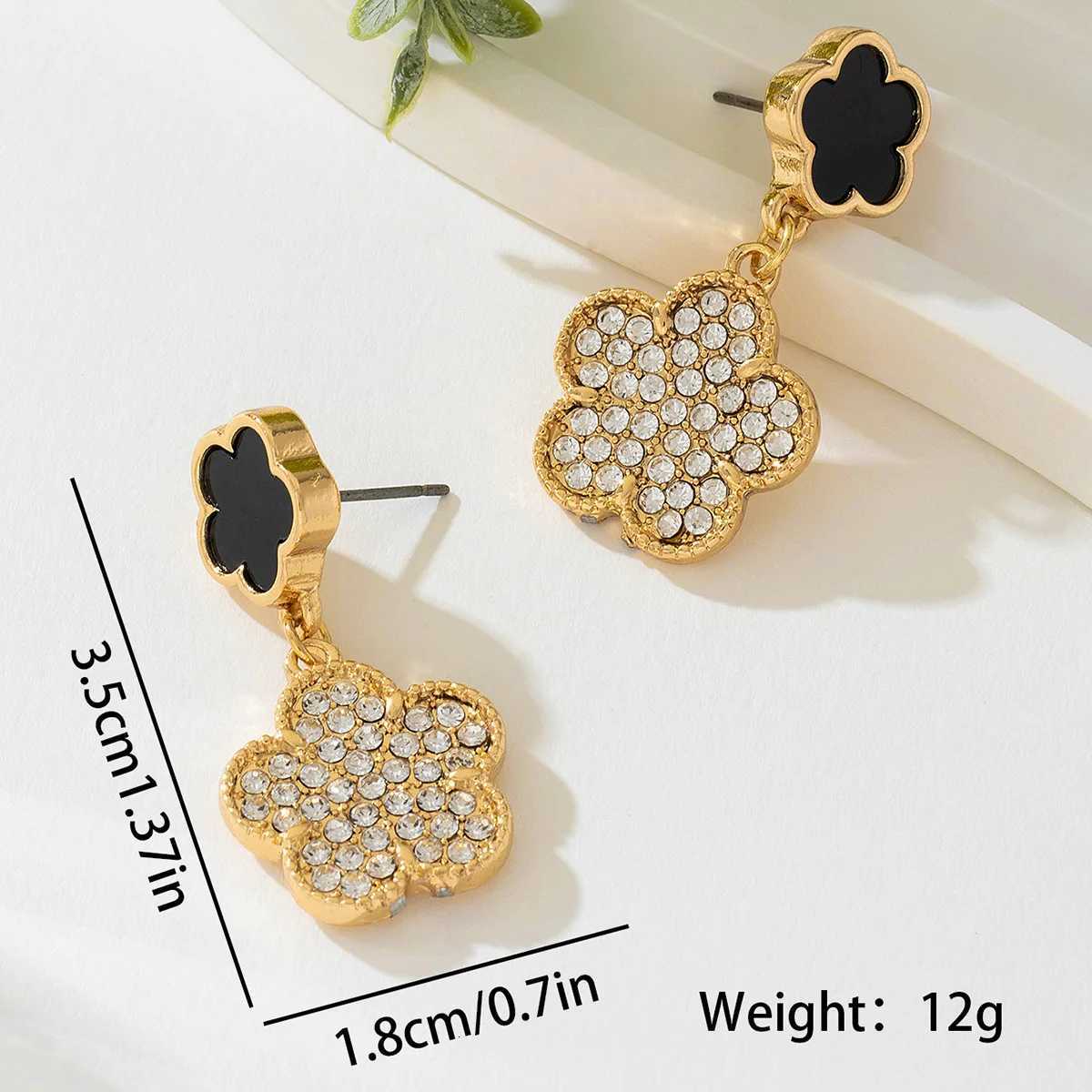 A Pair Fashion Temperament Charming Classic Black Grass Earrings for Women Glass Flash Drill Paty Jewerly AccESSries Y250812