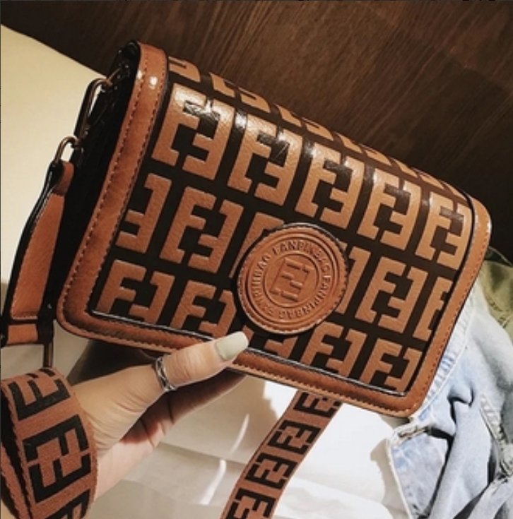 Designer bag fashionable and luxurious tote bag handbag shoulder bag crossbody bag makeup bag classic color matching bag flip cover metal wallet