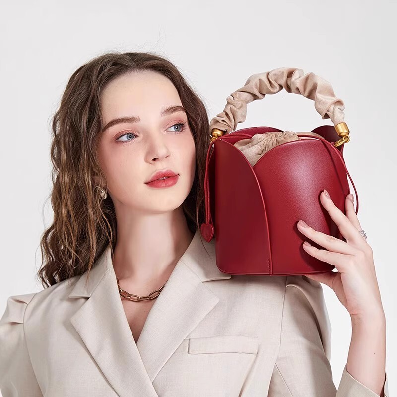 2025 New Women's Designer Handbag Multi Functional Shoulder Crossbody Bag High Quality Tube Shaped Women's Small Square Bag High End Banquet