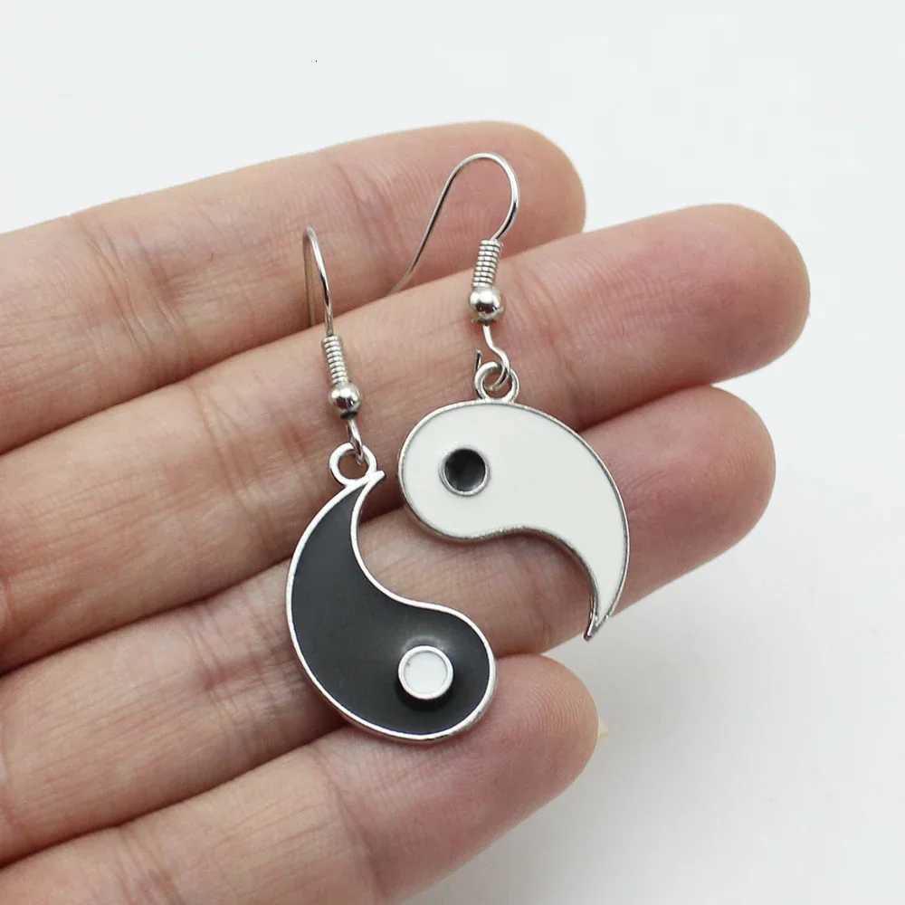 Asymmetric Tai Chi Yin Yang Bagua Black White Color Round Drop Earring for Women Creative Girl Jewelry Good Friend Gift Y250812