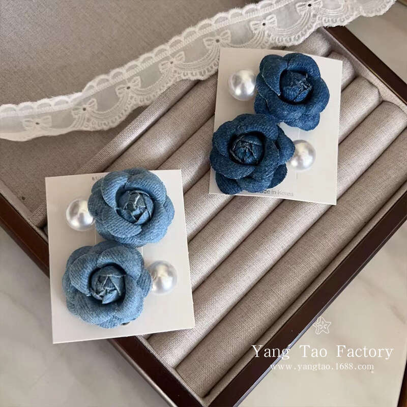 DHcollections 2025 New Camellia Pearl Duckbill French Style Three-Dimensional Flower Elegant Side Clip Hair Accessory