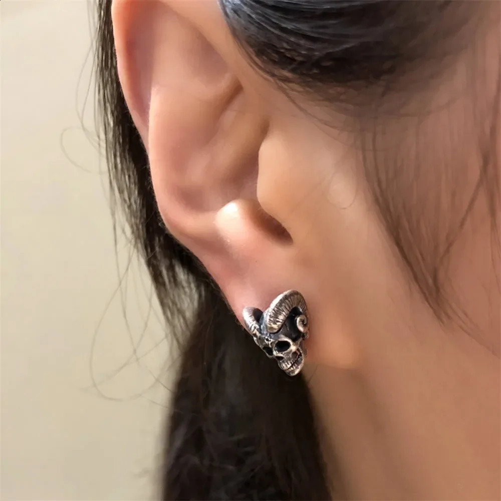 Simple Retro Creative Trend Hell Demon Skull Earring Goth Punk Hip Hop Fashion Niche Party Pop Halloween Earrings Jewelry 250812