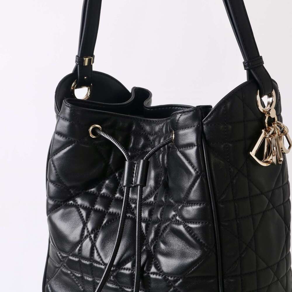 2025 New Sheepskin Quilted Drawstring Bucket Large Capacity Underarm Bag Versatile Textured Single Shoulder Crossbody Handbag