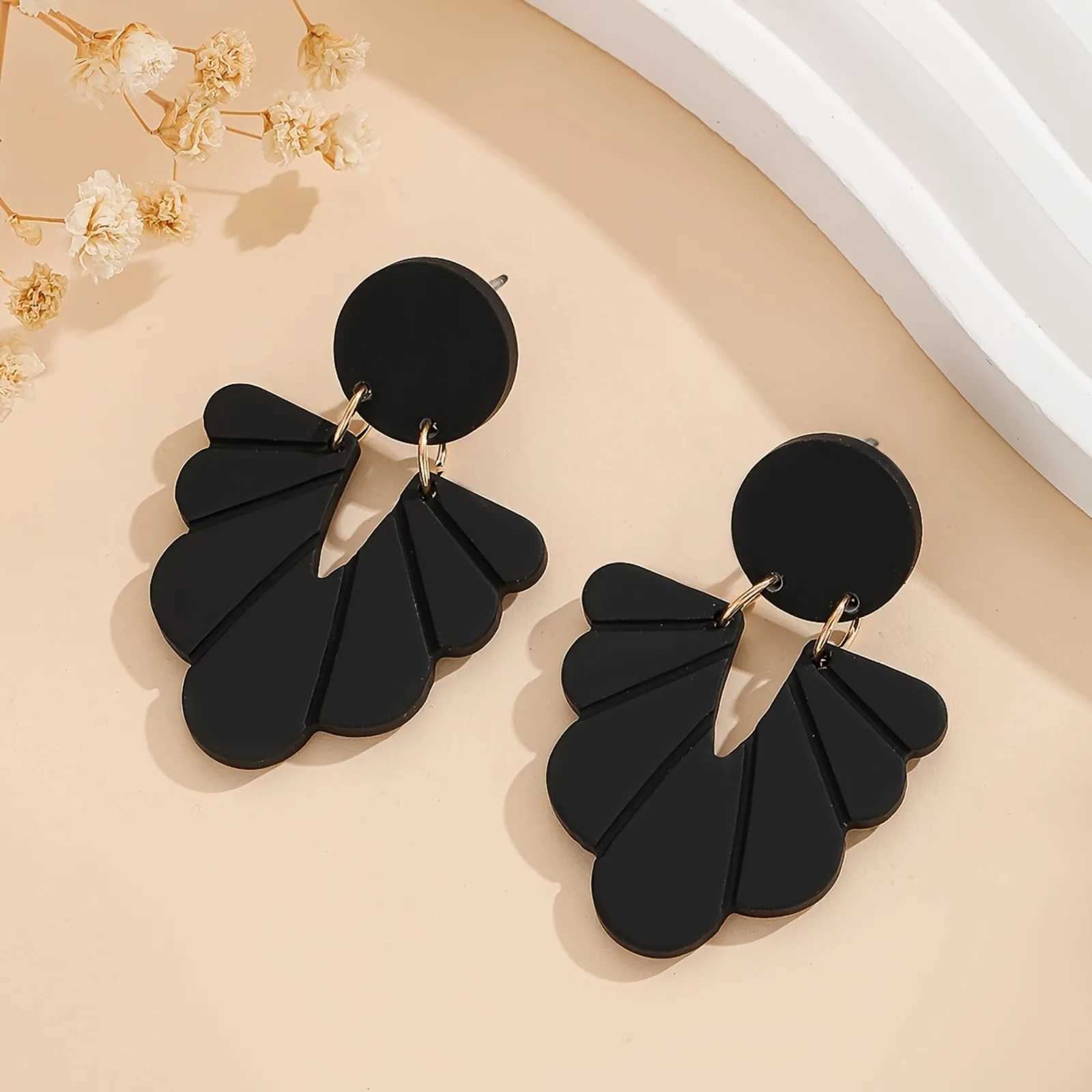 Black Wave Semi-Circular Line Pattern Earrings Classic Retro Womens Elegant Earrings for Daily Wear and Clothing Matching Y250812