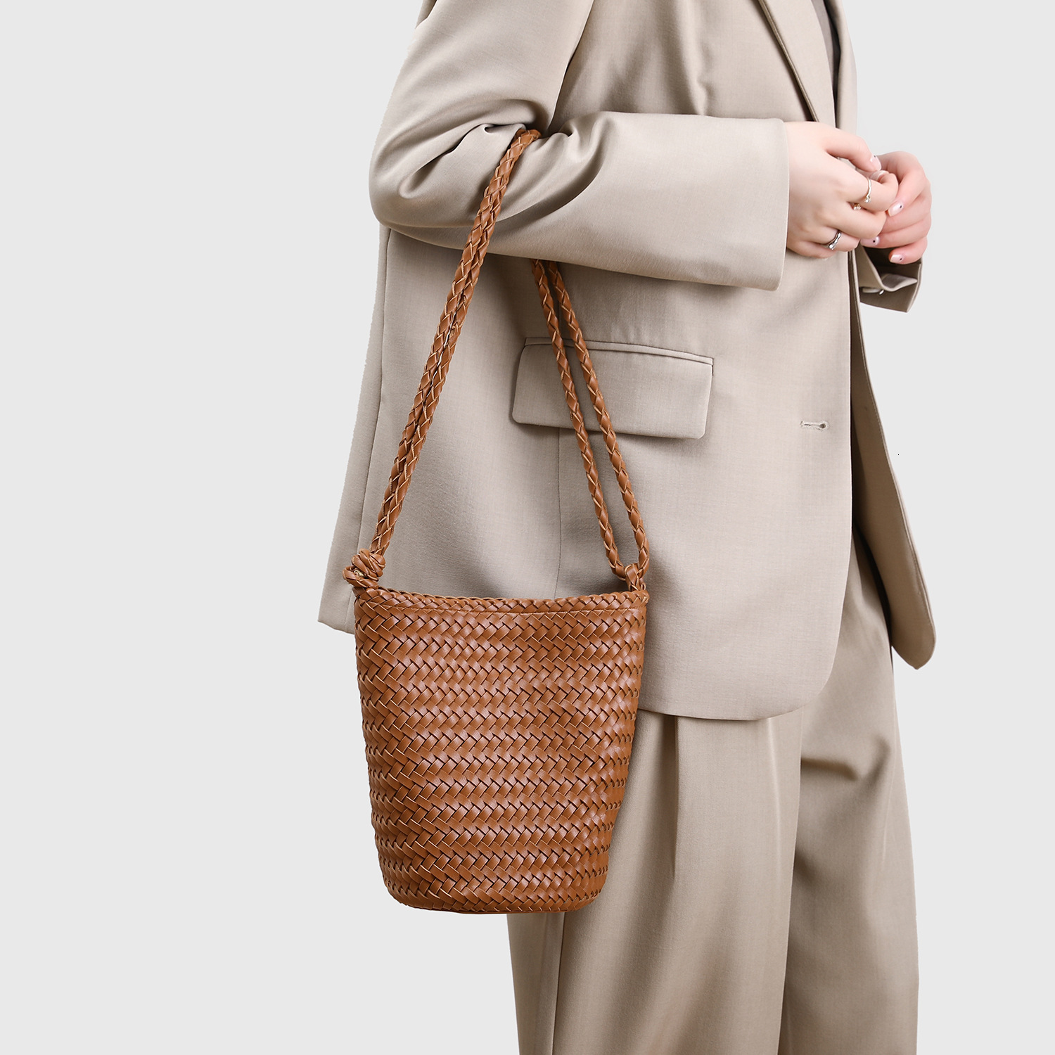 fashion bag New French Retro Genuine Leather Women s Handmade Woven Bucket shaped Handbag Designer Bag Single Shoulder Crossbody Bag