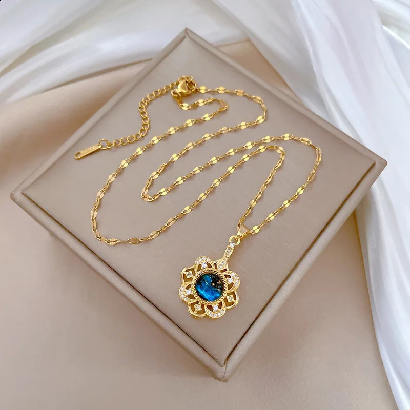 Exquisite and Fashionable Micro-embellished Gorgeous Flower Starry Sky Necklace Classic Charm Stainless Steel Clavicle Chain 250807