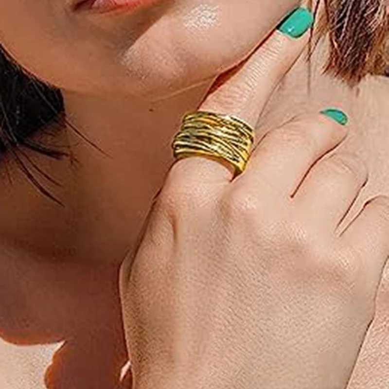 8 Layered Cross Metal Rings for Women Modern Fashion Female Accessories Daily Wear Party Versatile Statement Jewelry W250812