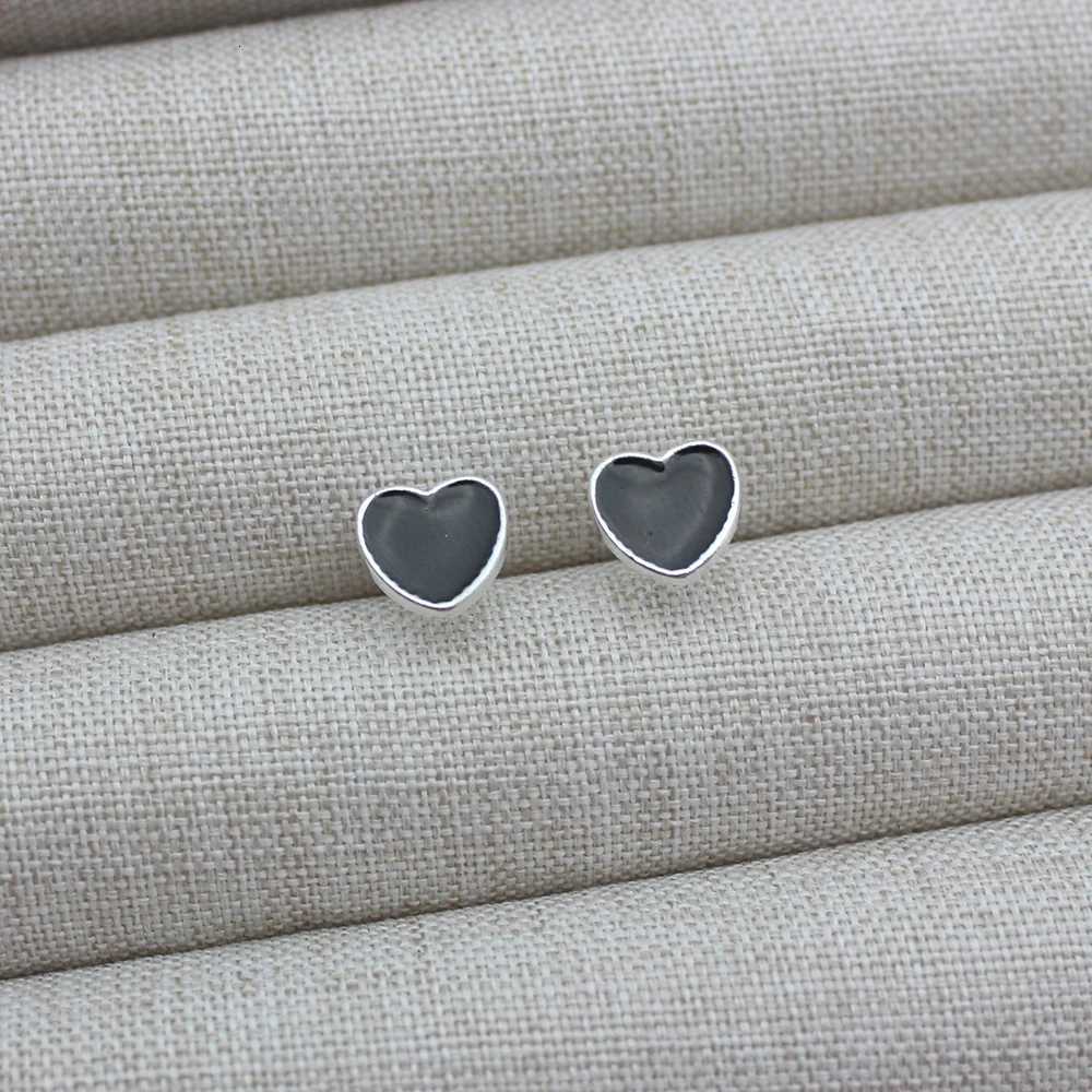 Small Black Color Heart Stud Earring for Women Sweet Temperament Mini Simple Jewelry Accessories Christmas Day Gift Y250812