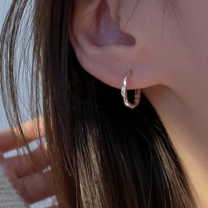 Geometric Wave Twisted Hoop Earrings for Women 2024 New Trend Simple Ear Buckle Jewelry Huggies Y250812