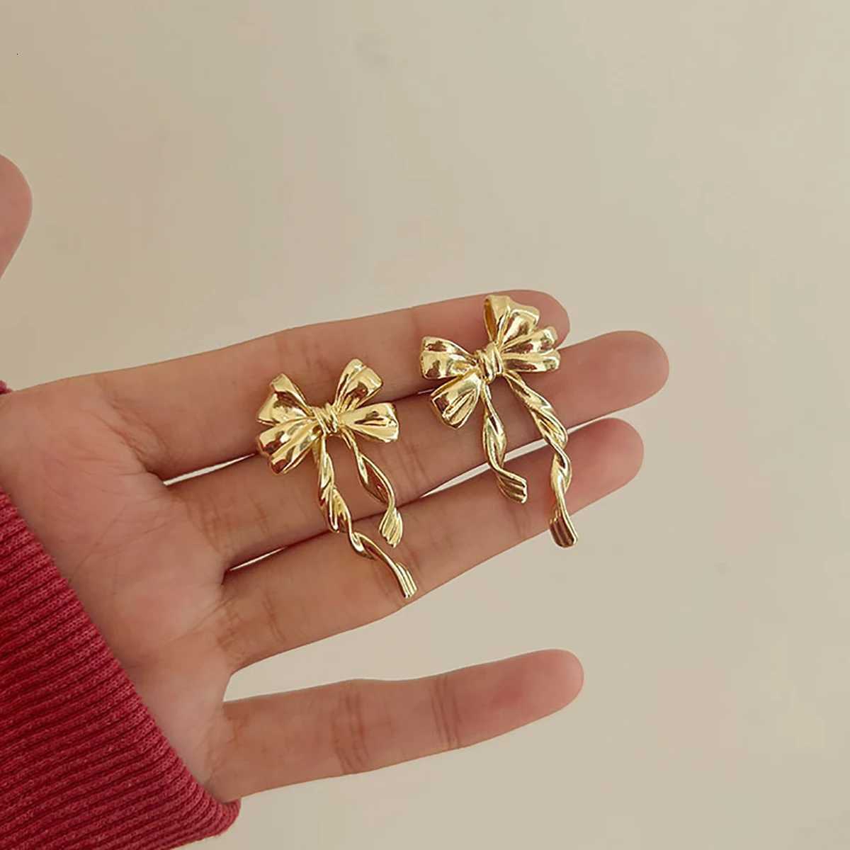 Elegant Bowknot Stud Earrings Vintage Statement Gold Color Earrings Womens Charm Daily Versatile Party Jewelry Gifts Y250812