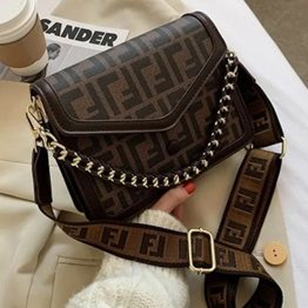 Designer bag fashionable and luxurious tote bag handbag shoulder bag crossbody bag makeup bag classic color matching bag flip cover metal wallet