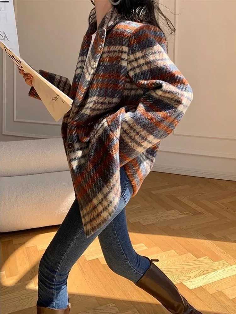 Popular Plaid Woolen Coat New Short Tops Hepburn Style Retro Thick Woolen Coat Autumn 2025 Autumn Winter Korean Chic Jackets Z250813