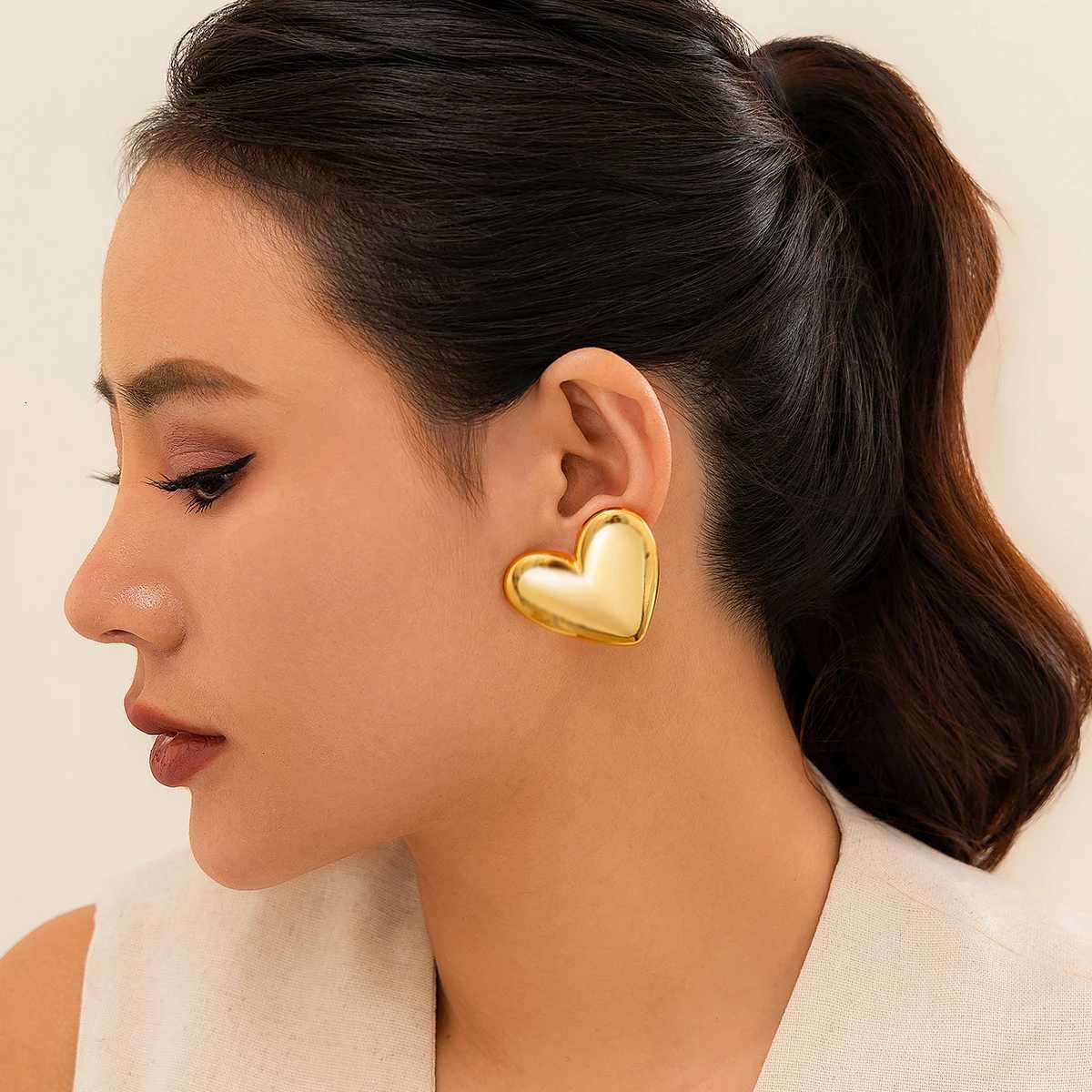 Minimalist Punk Gold Color Smooth Heart Stud Earrings for Women 2024 Trend Wed Bridal Goth Piercing Earrings Jewelry Gift Y250812