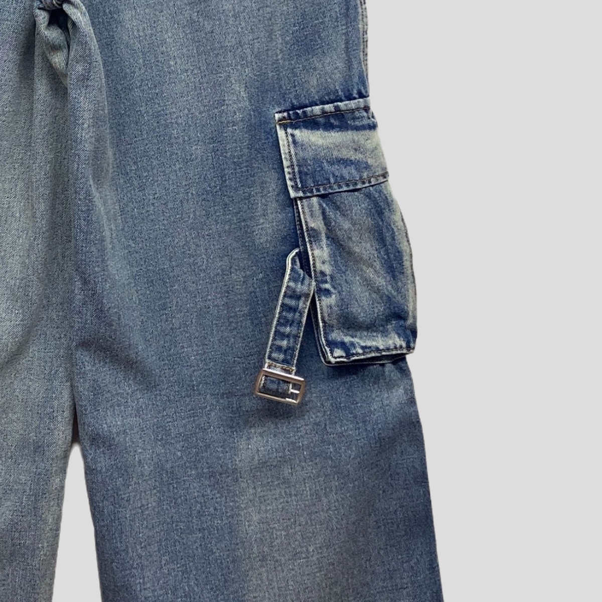 Street-style cool meets practicality in this workwear-inspired, multi-pocket, washed denim wide-leg pant 2059