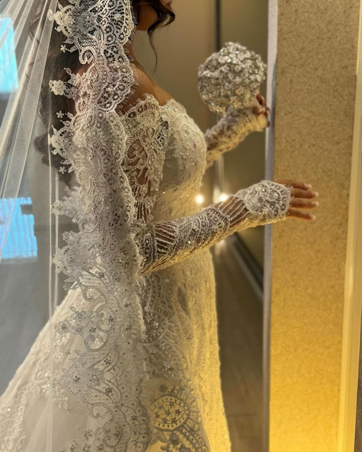 Vintage Sequined Lace Wedding Veil Cathedral White Ivory Floral Applique Edge Bridal Veils Tulle 1 Tier With Comb Bride Accessories Custom Made