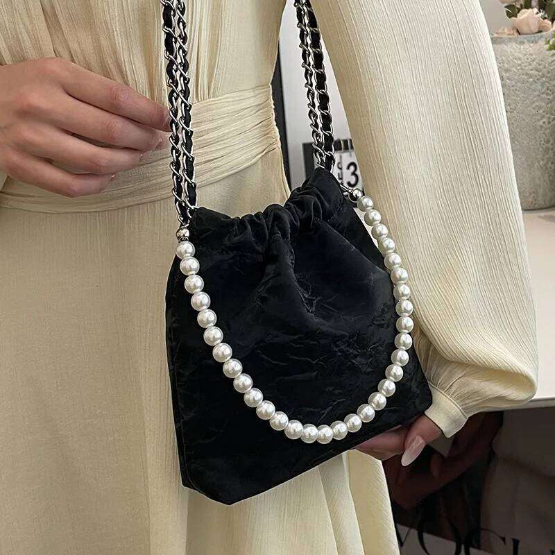 Hot Selling New Minimalist Pearl Handheld Wrinkle-Texture Phone Bag Versatile Commuter Simple Chain Crossbody Designer Bags