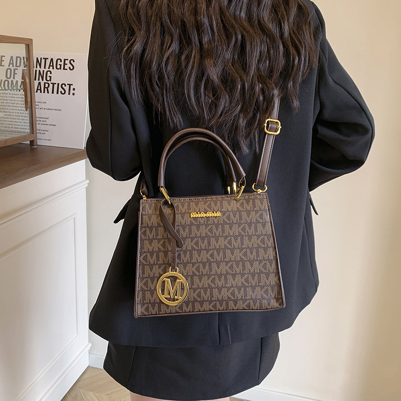 High - end - feeling women's bags 2025 new style textured versatile delicate large - capacity letter - printed single - shoulder hand - carried t