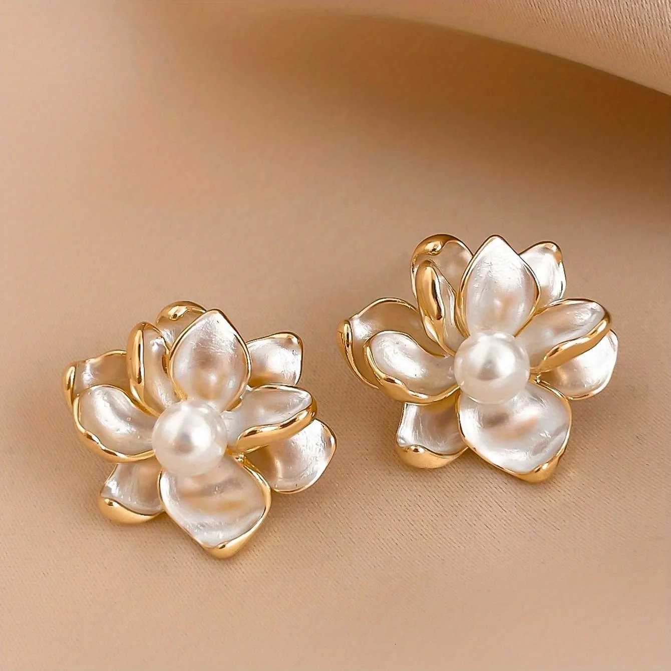 Fashion Crystal Zircon Stud Earrings Woman Simple Cute Vintage Pearls Fritillary Flower Statement Earring Jewerly Y250812
