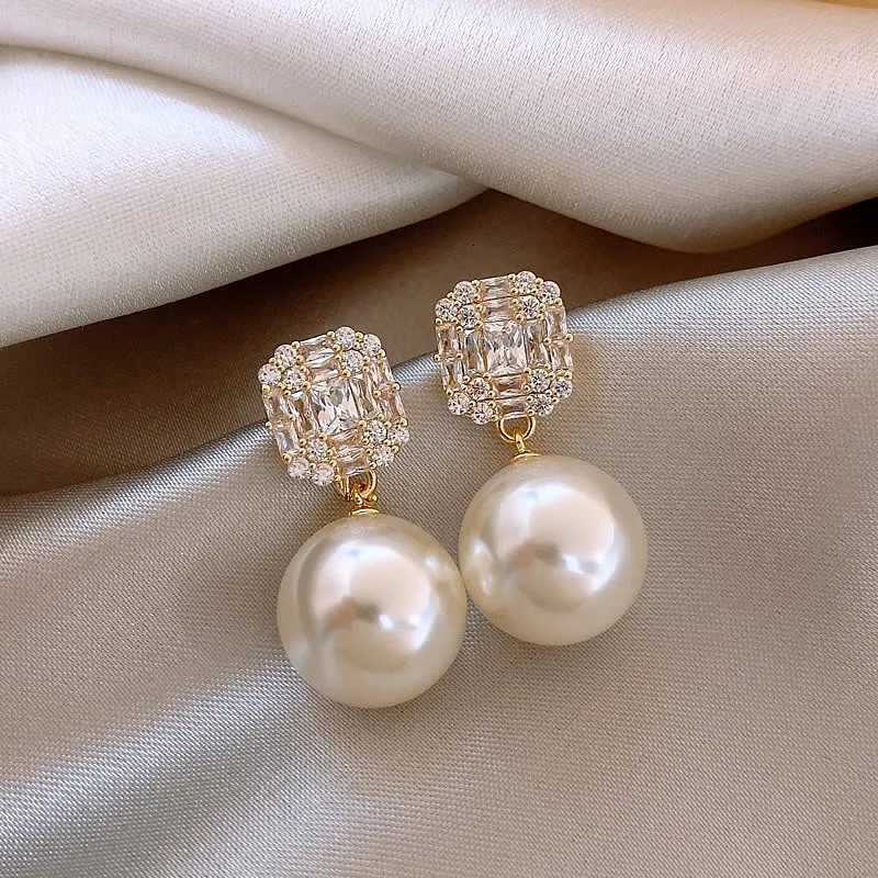 Fashion Crystal Zircon Stud Earrings Woman Simple Cute Vintage Pearls Fritillary Flower Statement Earring Jewerly Y250812