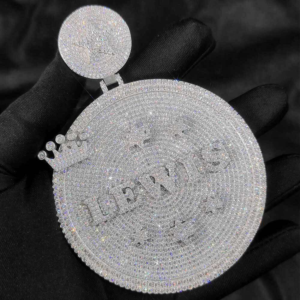 Customized round diamond pendant. Ice-cut VVS sapphire hip letter pendant. High-quality jewelry in round precious ornaments. Suitable for both men and