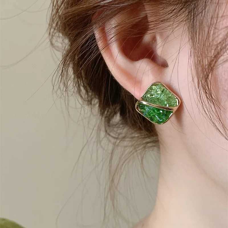 Fashion Shiny Summer Contrasting Crystal Earrings for Women Luxury Simple Versatile Girls Earrings Elegant Statement Jewelry Y250812