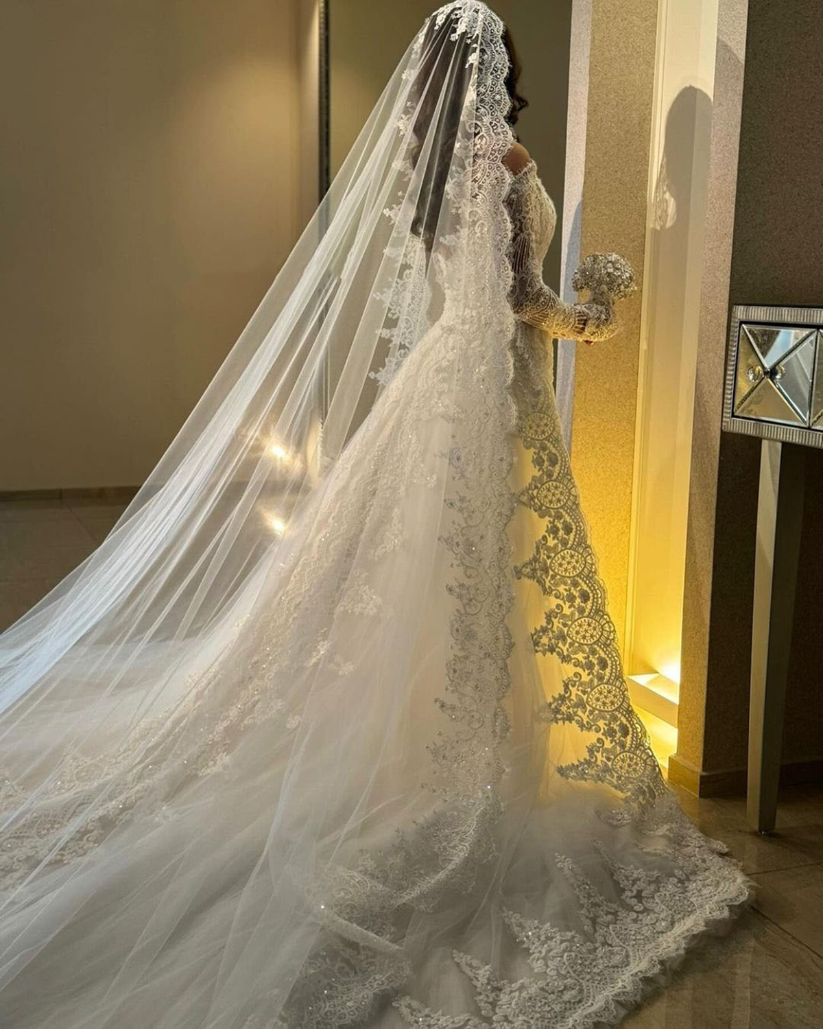 Vintage Sequined Lace Wedding Veil Cathedral White Ivory Floral Applique Edge Bridal Veils Tulle 1 Tier With Comb Bride Accessories Custom Made