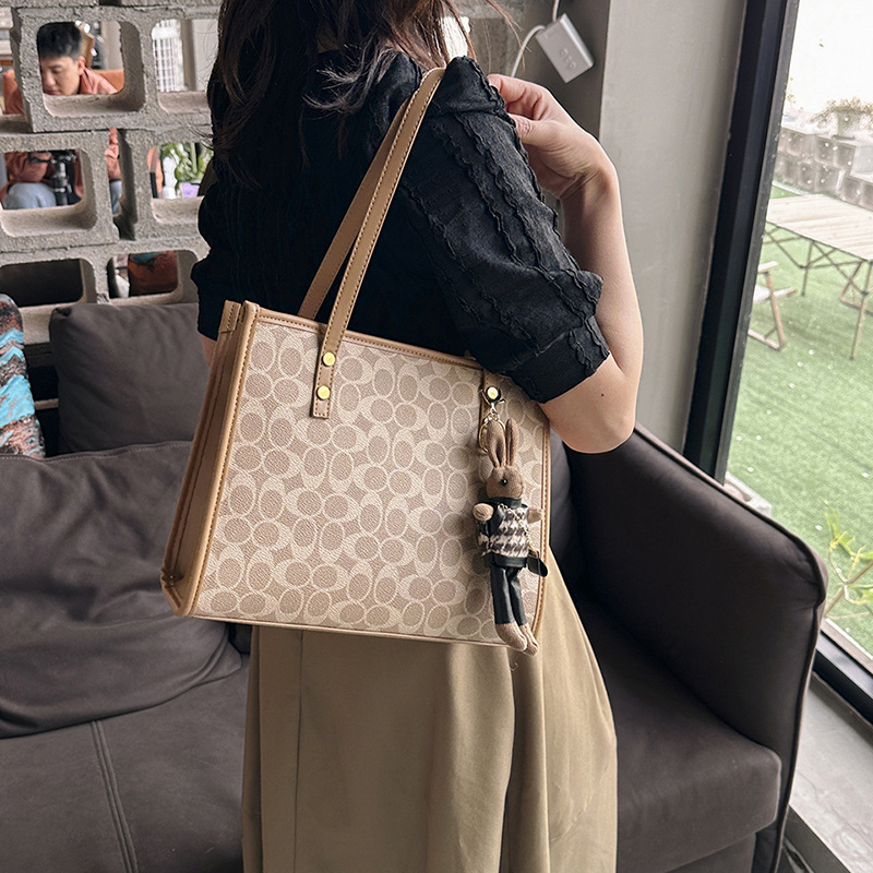 Fashion tote bags for women 2025 new autumn and winter styles simple fashionable and retro letter - printed women's single - shoulder tote bags
