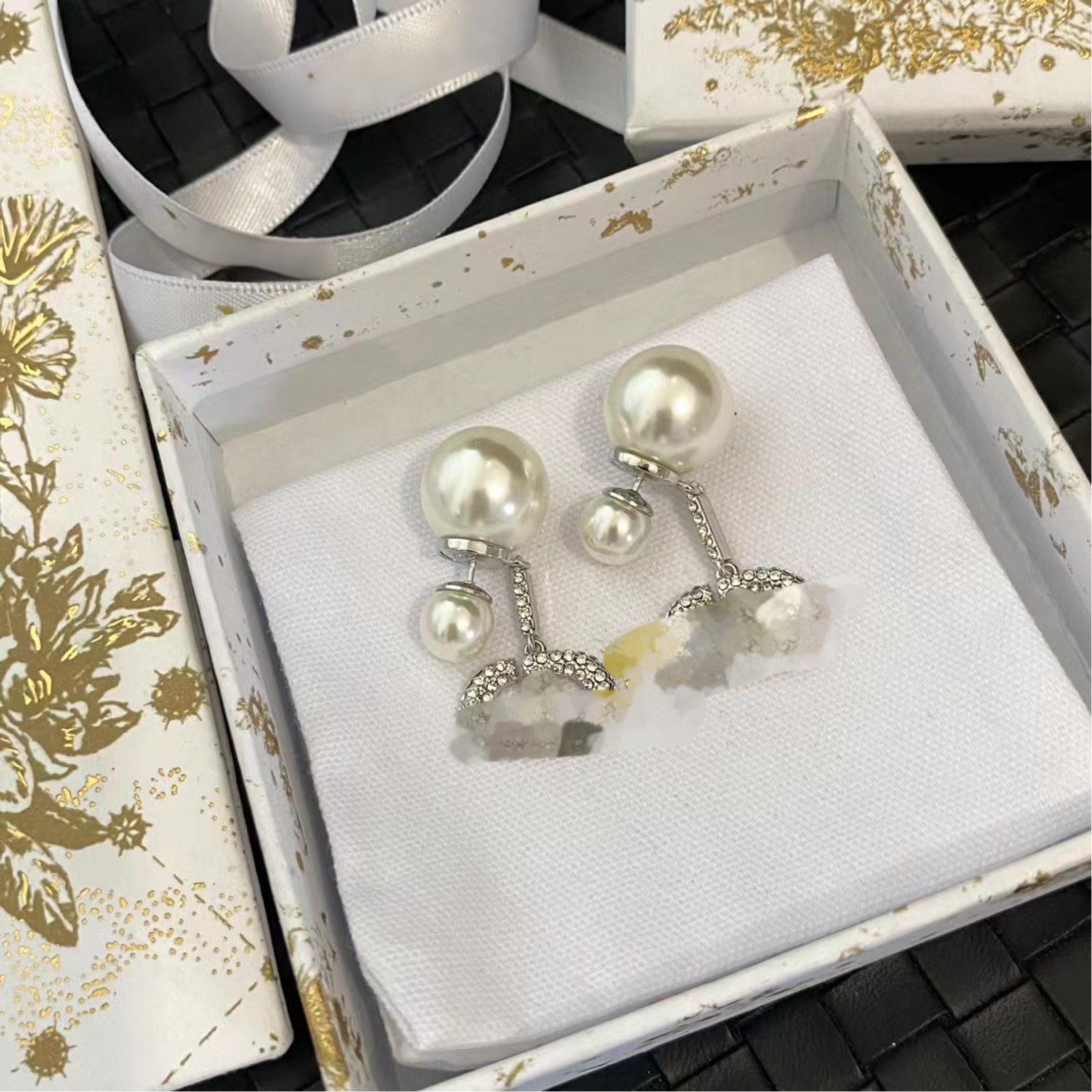 High-Quality Pearl and Crystal-Inlayed Symbol Hoop Earrings for Fashion Lovers Ever fade