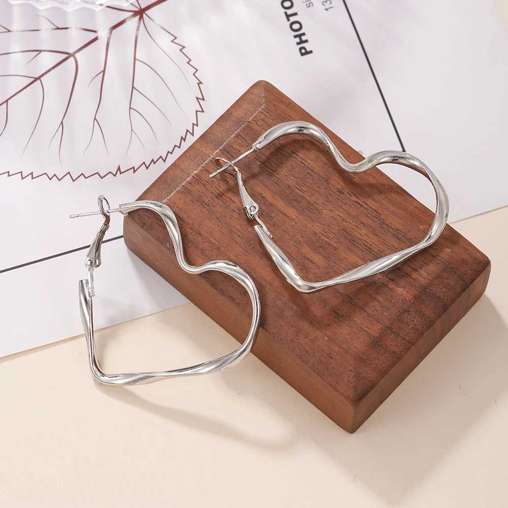 Trendy 1Pair Women Fashion Personality Exaggerated Hollow Heart Design Earring Cuff For Girl Birthday Jewelry Gift Y250812