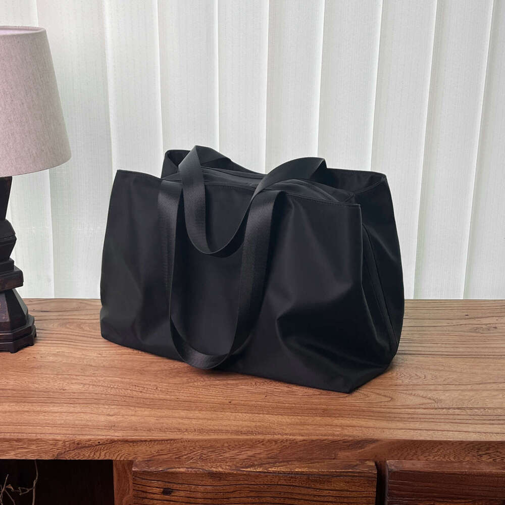 Unisex Minimalist High End Lightweight Nylon Travel Handbag Versatile Fashion Large Capacity Multi Compartment Shoulder Bag