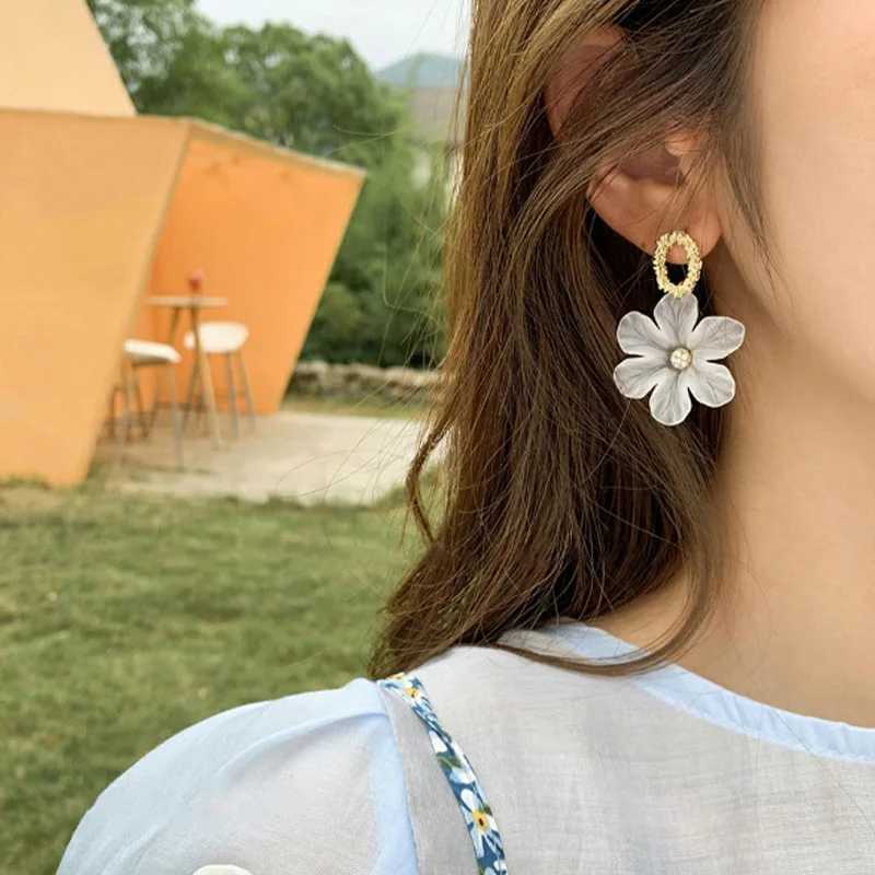 White Flower Drop Earrings for Women Acrylic Blooming Gardenia Dangle Earrings Cute Sweet Trendy Statement Jewelry Winter Gift Y250812