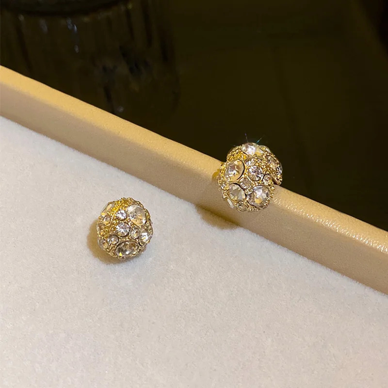 Vintage Shiny Ball Magnetic Clip-On Earrings No Piercing Edgy Punk Gothic Jewelry Unisex Gift for Men Women Party Accessories 250812