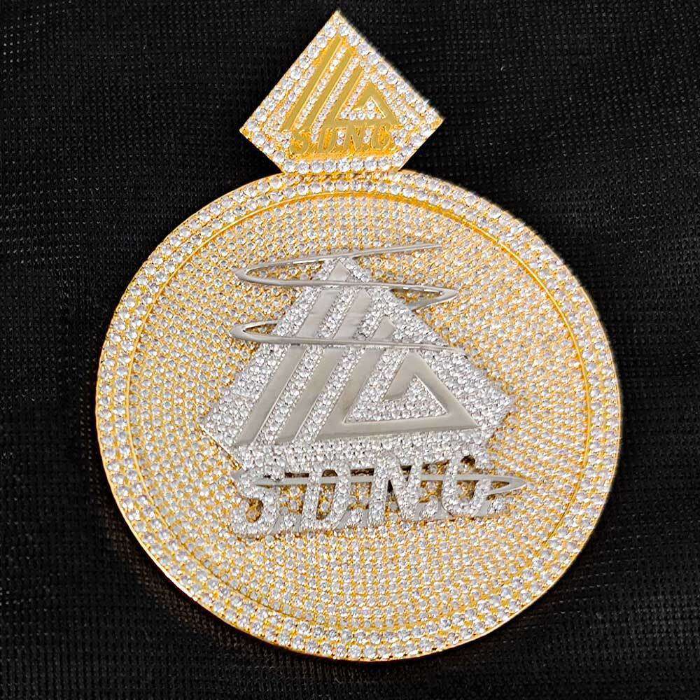 Customized round diamond pendant. Ice-cut VVS sapphire hip letter pendant. High-quality jewelry in round precious ornaments. Suitable for both men and