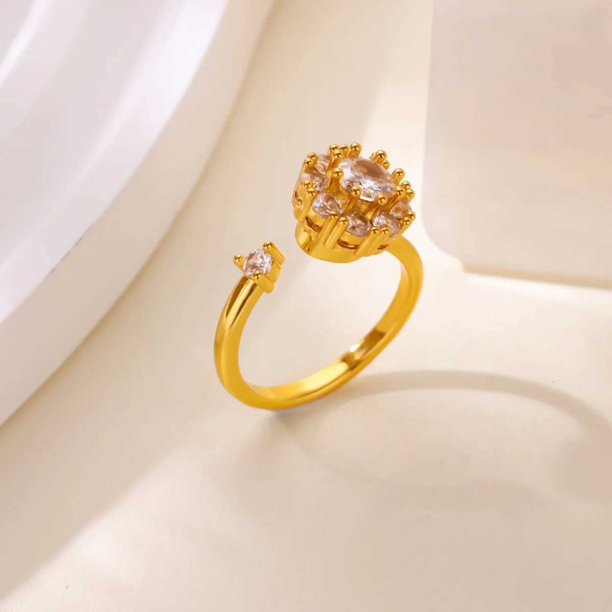 Luxury Zircon Rotatable Star Flower Windmill Ring for Women Stainless Steel Gold Color Cheap Ring Wedding Couple Jewelry rings W250812
