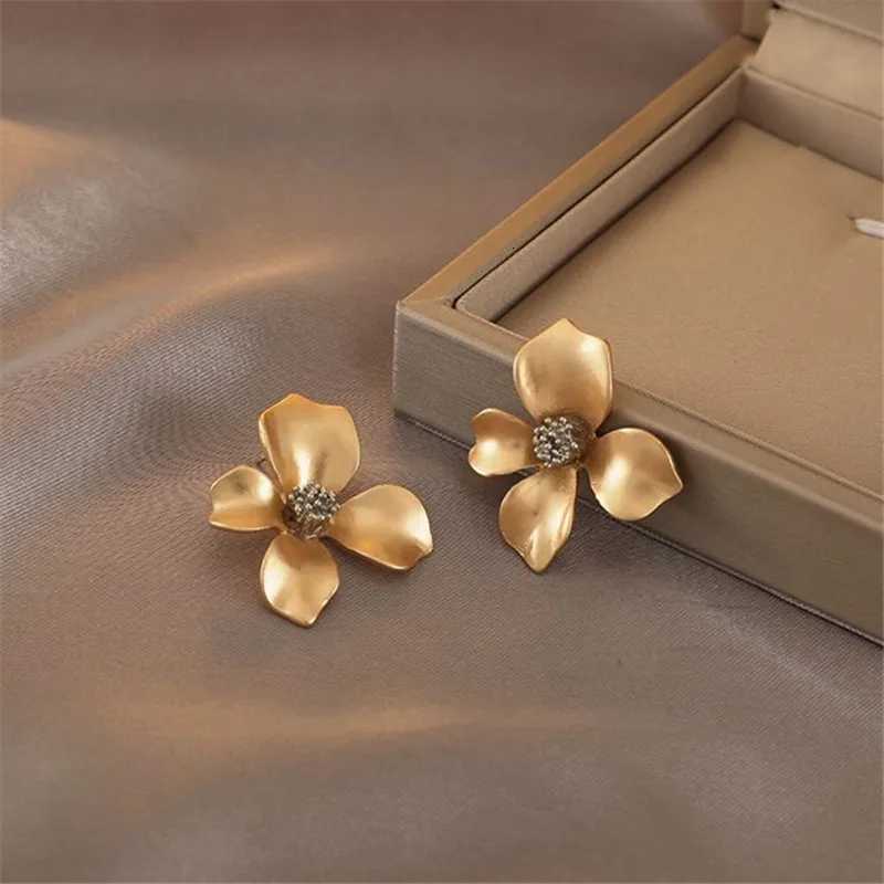 Fashion Matt Metal Flower Stud Earrings Cold Wind Temperament Simple Trendy Statement Earrings for Girls Gift Jewelry Y250812