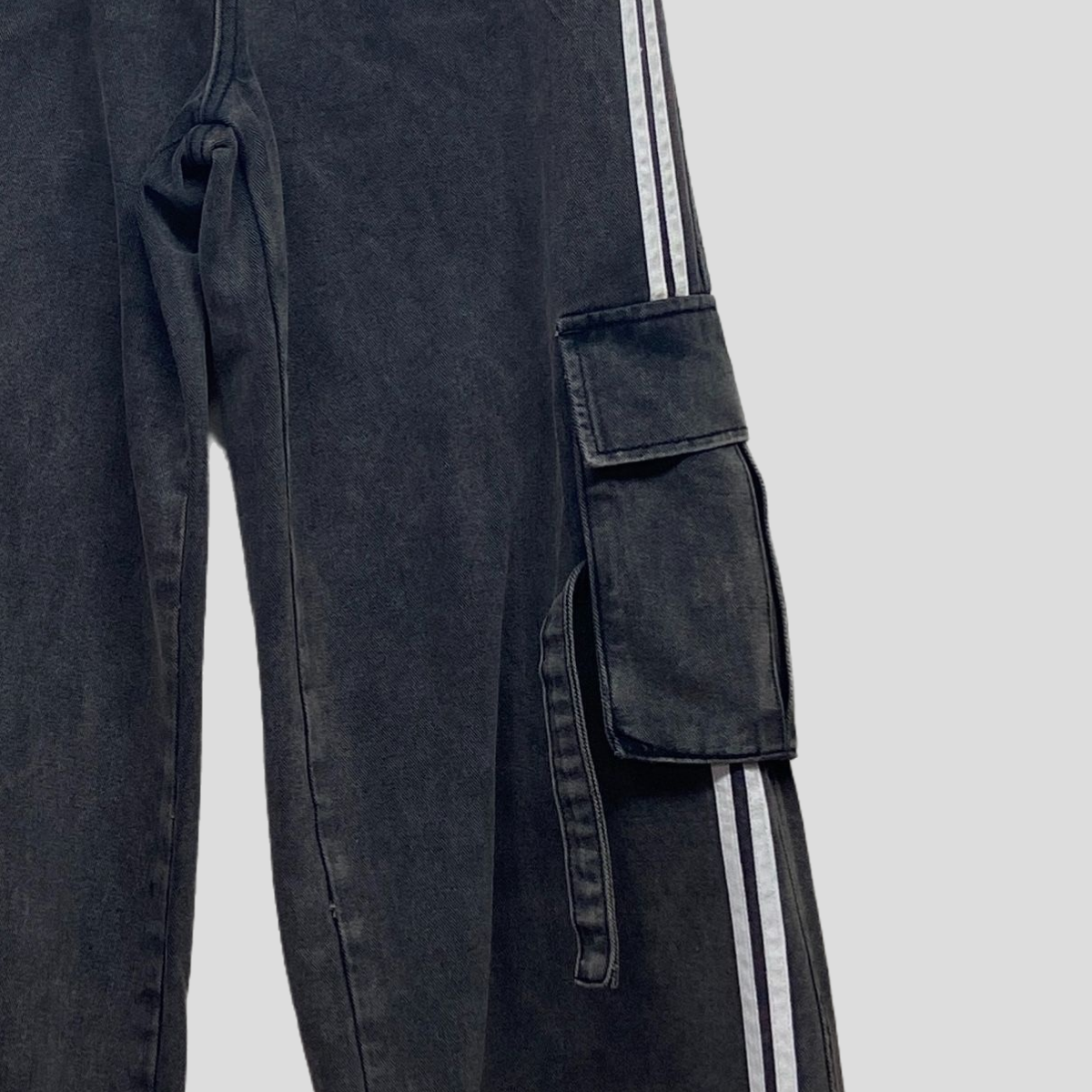 Street-style cool meets practicality in this workwear-inspired, multi-pocket, washed denim wide-leg pant 2059